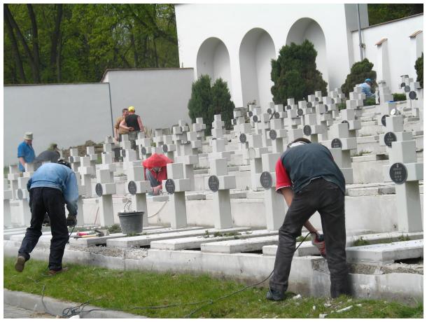 prace renowacyjne na cmentarzu Orlt